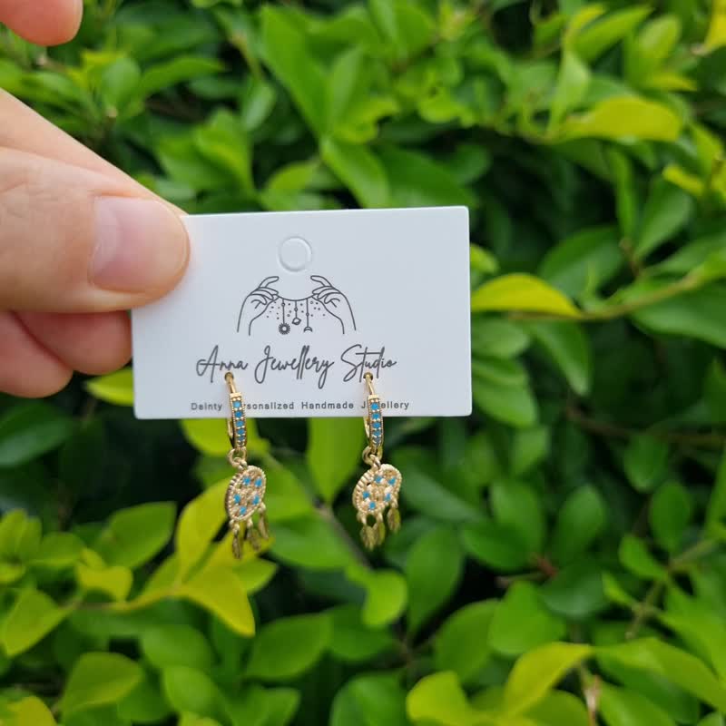 Boho Chic Gold Dreamcatcher Huggie Earrings with Turquoise Accents Delicate Gold - 耳環/耳夾/耳骨夾 - 寶石 藍色