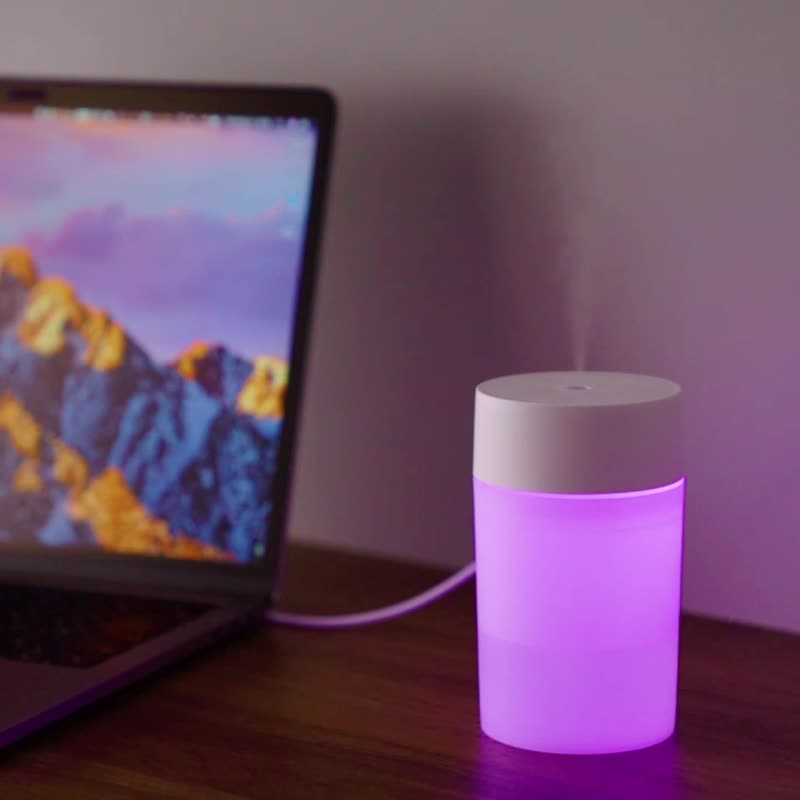 パーソナルLED加湿器 小型 コンパクト LEDライト搭載 シンプル スタイリッシュ USB給電 乾燥対策　夜間照明機能、家庭内、車、寝室、オフィス - 香氛/精油/擴香 - 塑膠 白色
