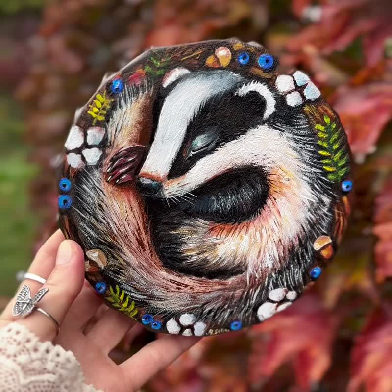 Sleeping Badger original round painting, Badger wall art, Animal decor, Forest - ตกแต่งผนัง - ผ้าฝ้าย/ผ้าลินิน หลากหลายสี