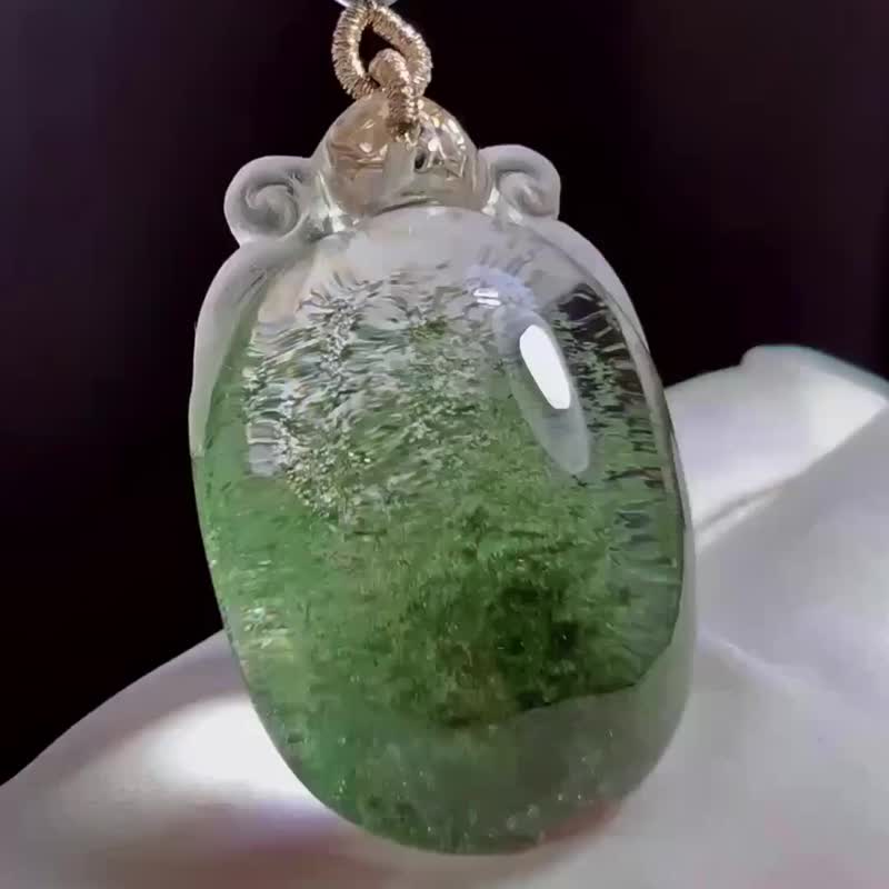 天然綠幽靈無事牌掛件晶體通透 款式獨特 規格41*25*20Mm20mm - 吊飾/掛飾 - 水晶 