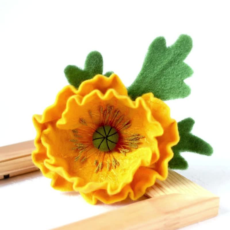 Yellow Poppy Brooch Felted Poppies Flower Pin Brooch from wool Wool Felted Poppy - เข็มกลัด - ขนแกะ สีเหลือง