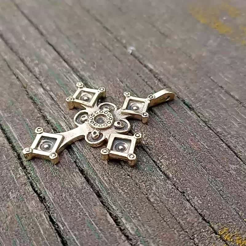 Gothic brass cross necklace pendant,Vintage Brass Cross,Die Struck Brass Cross - 吊飾/掛飾 - 銅/黃銅 金色