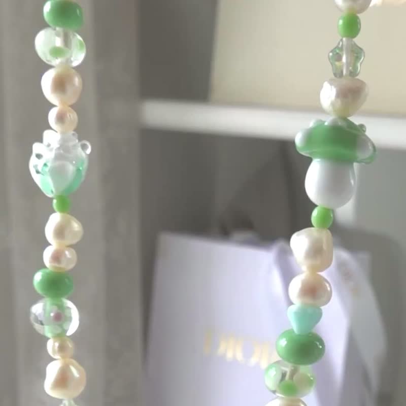 Baby Green Necklace สร้อยคอลูกปัดแก้วมูราโน่โทนเขียวดอกไม้ มุกน้ำจืดงานแฮนด์เมด์ - สร้อยคอ - แก้ว สีเขียว