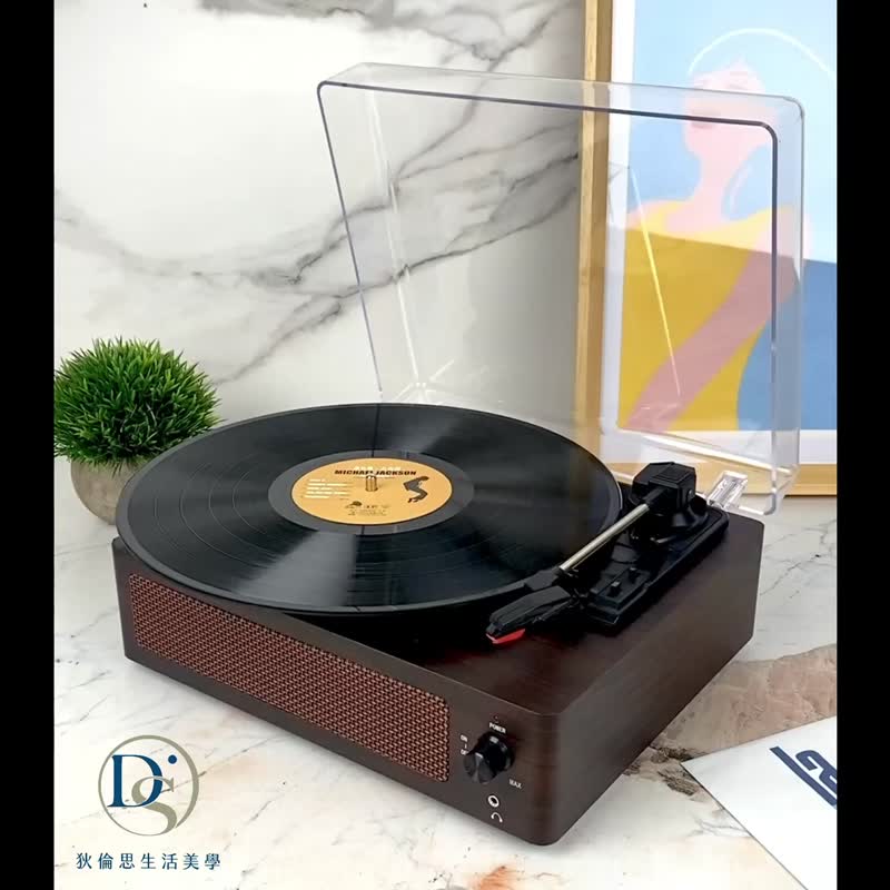 クラシックなノスタルジックなブラックレコードプレーヤー