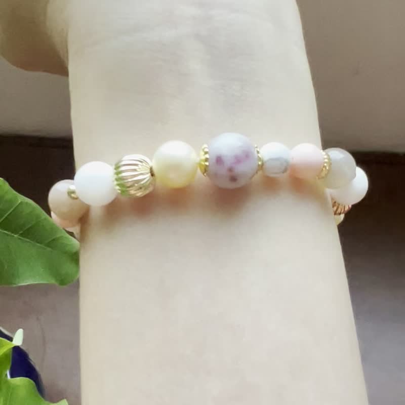 || Floral Tea||Natural stone bracelet. Rose Stone/Queen shell/Pearl/Grey moonlight/Tridacna/White turquoise - สร้อยข้อมือ - คริสตัล หลากหลายสี