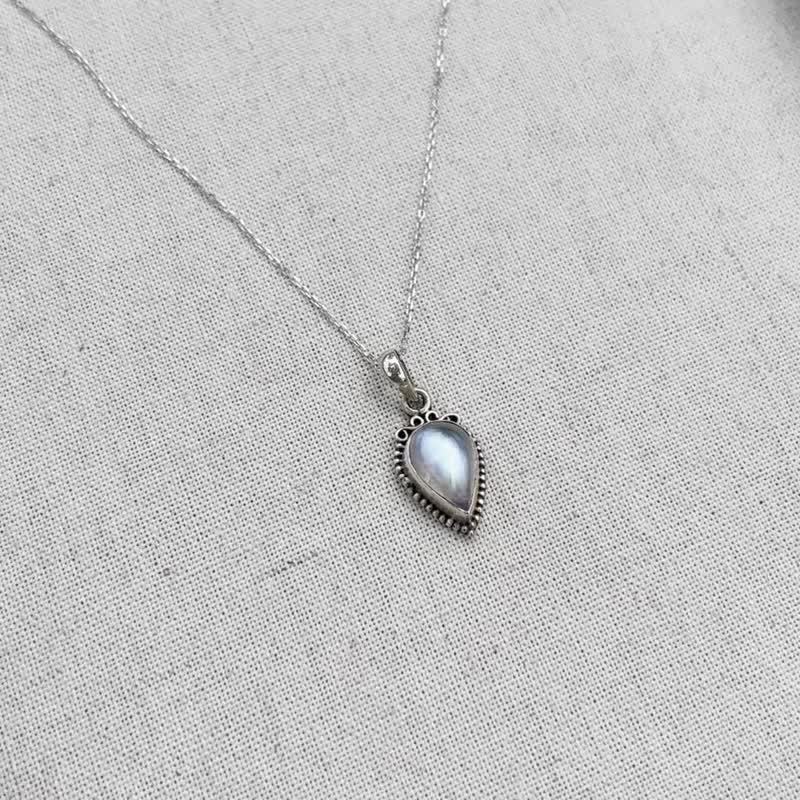 Xiyingyao 925 Silver moonstone blue moonstone natural stone necklace necklace clavicle chain clavicle chain - สร้อยคอ - คริสตัล สีเงิน
