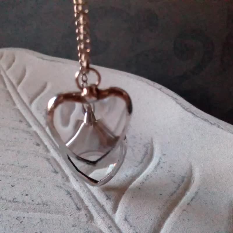 Tiny HEART stainglass lens earrings.  valentine earrings. cool clear earrings. - 耳環/耳夾/耳骨夾 - 玻璃 透明
