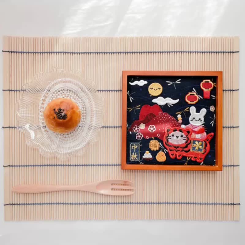 [Add-on purchase of iron-on embroidery pieces] Watching the moon and praying for blessings wooden embroidery tray/DIY - Knitting, Embroidery, Felted Wool & Sewing - Cotton & Hemp Blue