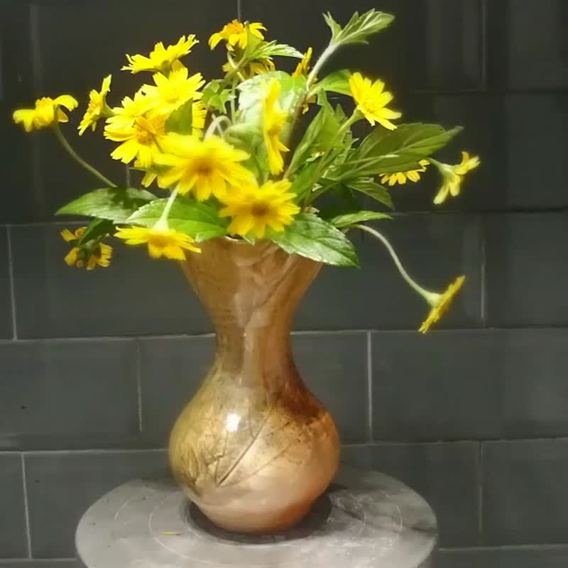 柴燒蕨葉火焰花器花瓶 - 花瓶/花器 - 陶 金色