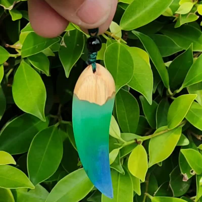 Bright jade wolf fang pendant. - 項鍊 - 樹脂 多色