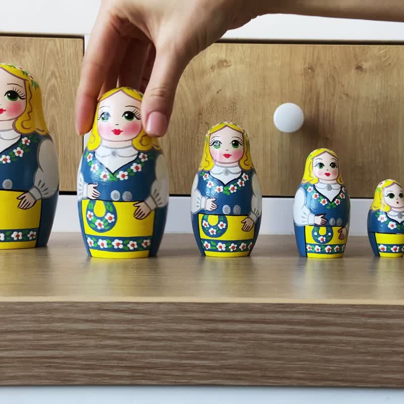 Russian Matryoshka Dolls 7 pcs - Nesting Dolls in Swedish Traditional Costume - ของเล่นเด็ก - ไม้ หลากหลายสี