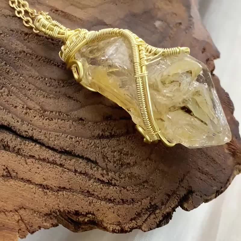 [Yellow Mud Skeleton Shining Diamond] High Frequency Raw Stone Crystal Necklace/Handmade Crystal Natural Stone - Necklaces - Gemstone Gold