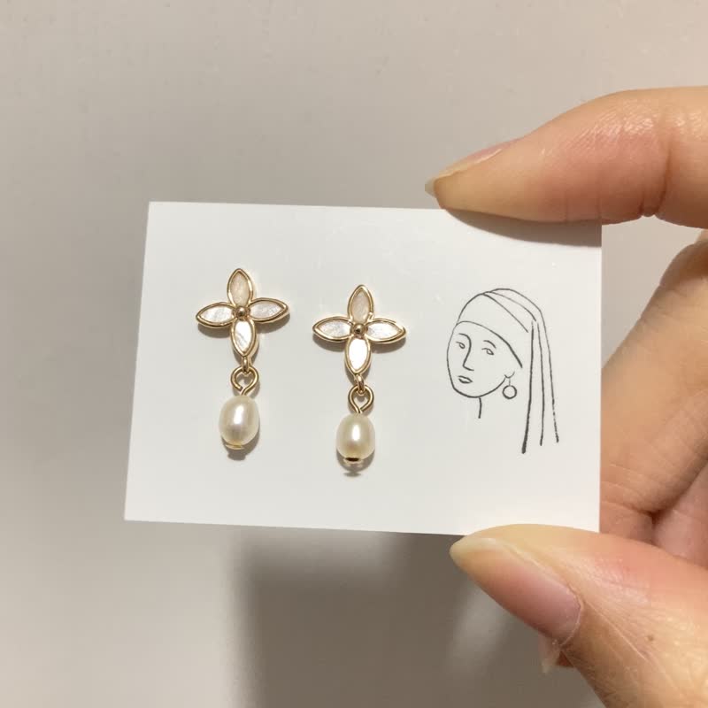 The Spring Song - Freshwater pearl earrings - ต่างหู - ไข่มุก สีทอง
