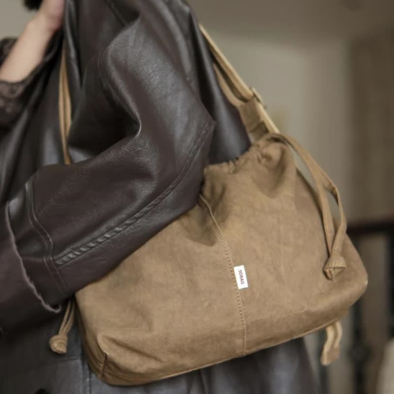 Sobag autumn and winter retro literary commuter messenger shoulder canvas bag female niche design large capacity tote bag - กระเป๋าแมสเซนเจอร์ - ผ้าฝ้าย/ผ้าลินิน สีนำ้ตาล