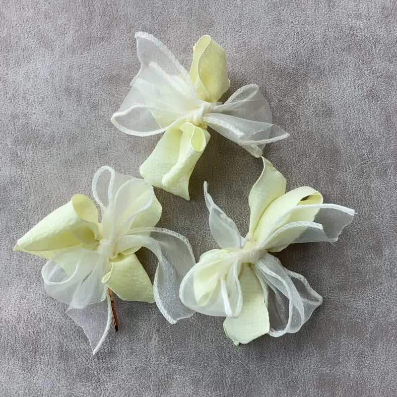 Light yellow white small flower shaped hairpin [matte silk] - เครื่องประดับผม - ไฟเบอร์อื่นๆ สีเหลือง