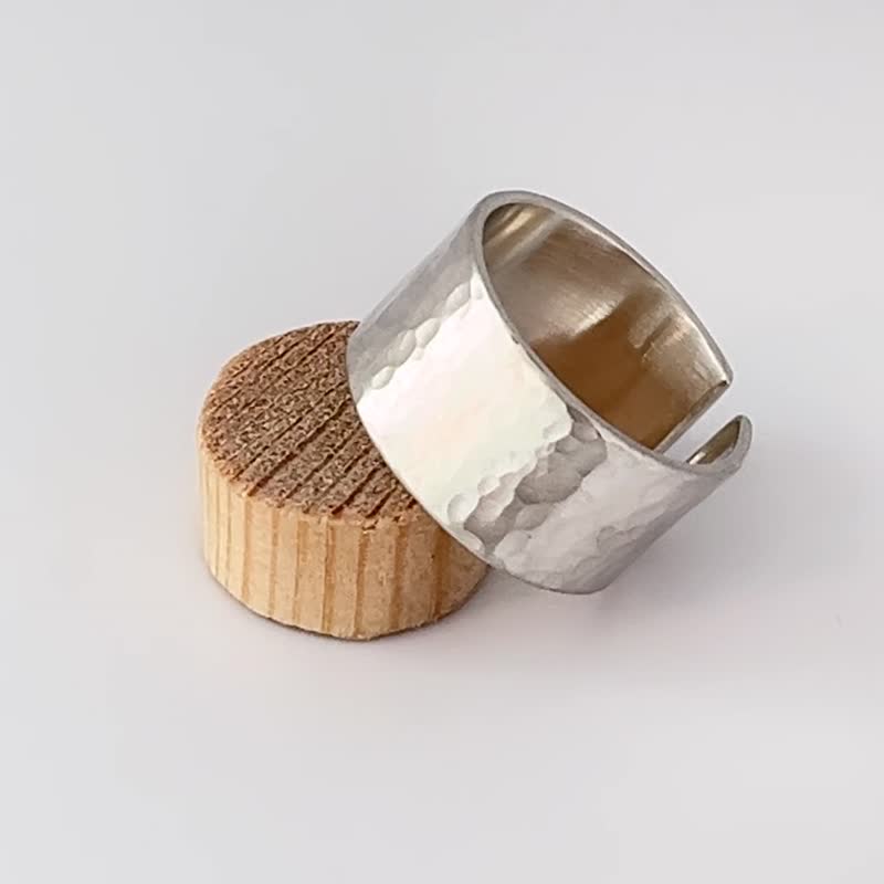 Open Ring in Hammered Satin 925 Sterling Silver 10mm - Designed in Italy - 戒指 - 純銀 銀色