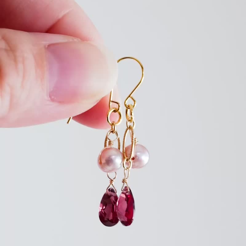 ロードライトガーネットと淡水パールの揺れる雫ピアス お守りジュエリー - ピアス・イヤリング - 石 パープル