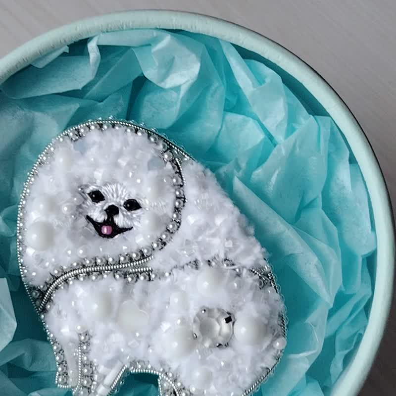 White pomeranian jewelry brooch, dog show number clip, pet portrait - 胸針 - 玻璃 白色