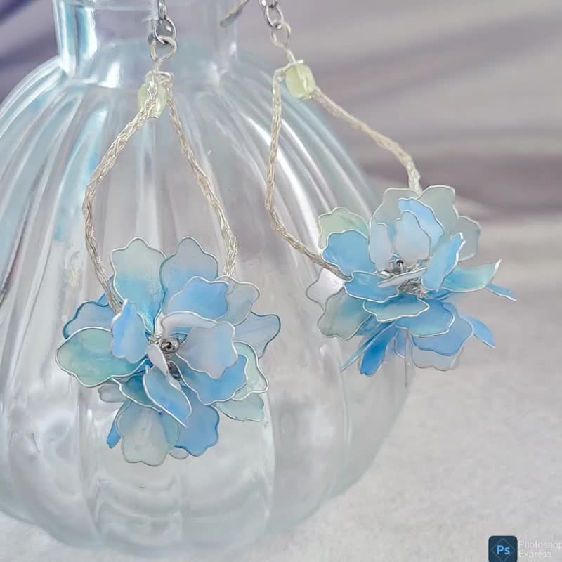 [NiouJiou handmade jewelry] 360-degree beautiful flower ball crystal flower earrings bright blue - ต่างหู - เรซิน สีน้ำเงิน