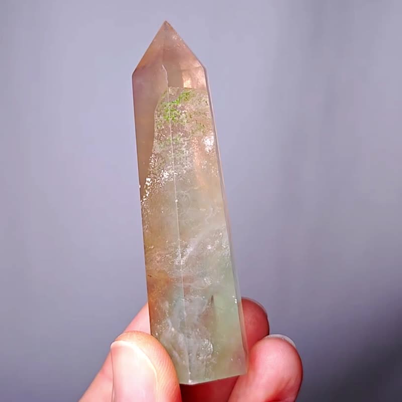 Yellow-green Stone is a rare collection of precious crystal pillars that are rising steadily in wisdom and attracting wealth. - ของวางตกแต่ง - เครื่องเพชรพลอย สีเขียว