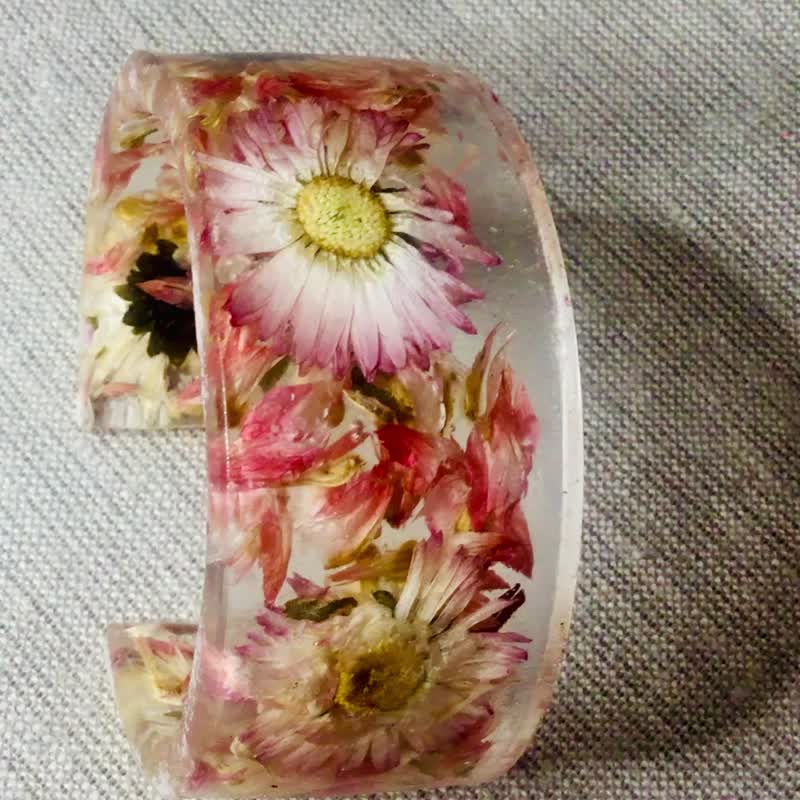 Daisy and Rose Petal Resin Cuff Bracelet - 手鍊/手環 - 樹脂 粉紅色
