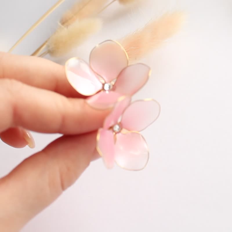 Gold plated pink hydrangea flower stud earrings with Swarovski crystals - Earrings & Clip-ons - Other Materials Pink