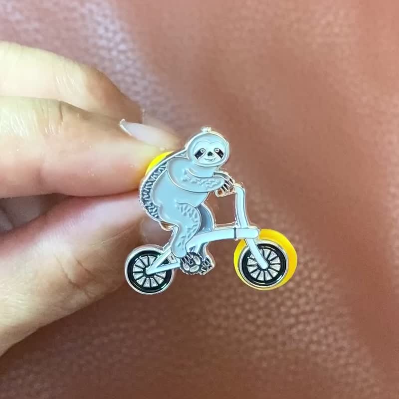 Sloth Rider Enamel Pin – Gift for Cyclists – Bicycle Pin – Foldie Pin - 徽章/別針 - 其他金屬 多色