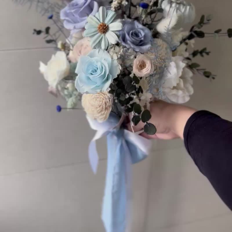藍色線條層次捧花 含同色胸花 低飽和藍 永生花 不凋花 新娘捧花 - 乾燥花/永生花 - 植物．花 藍色