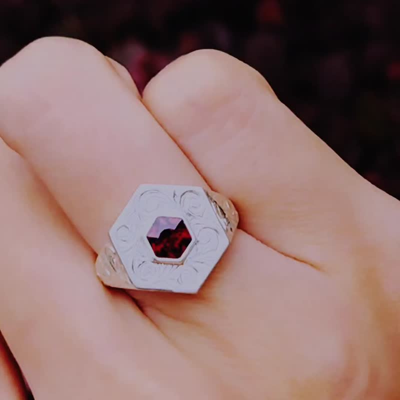 Engraving Arabesque Hexagon Rhodolite Silver Signet Ring - แหวนทั่วไป - เงินแท้ สีแดง