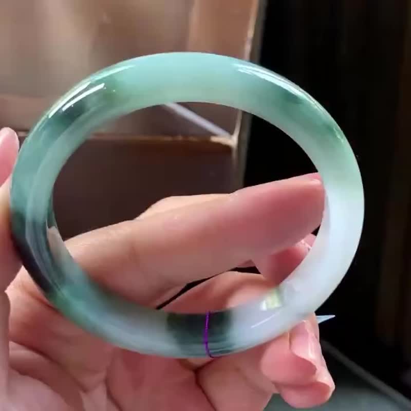冰種翡翠天然翡翠玉鐲 A玉手鐲 玉鈪 • 冰種半山水飄花翡翠福鐲 - 手鍊/手環 - 玉石 綠色
