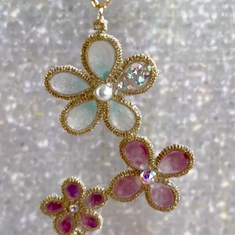 タティングレースのお花とクリスタルのネックレス　ボルドー　ピンク　ブルー - ネックレス - レジン 多色