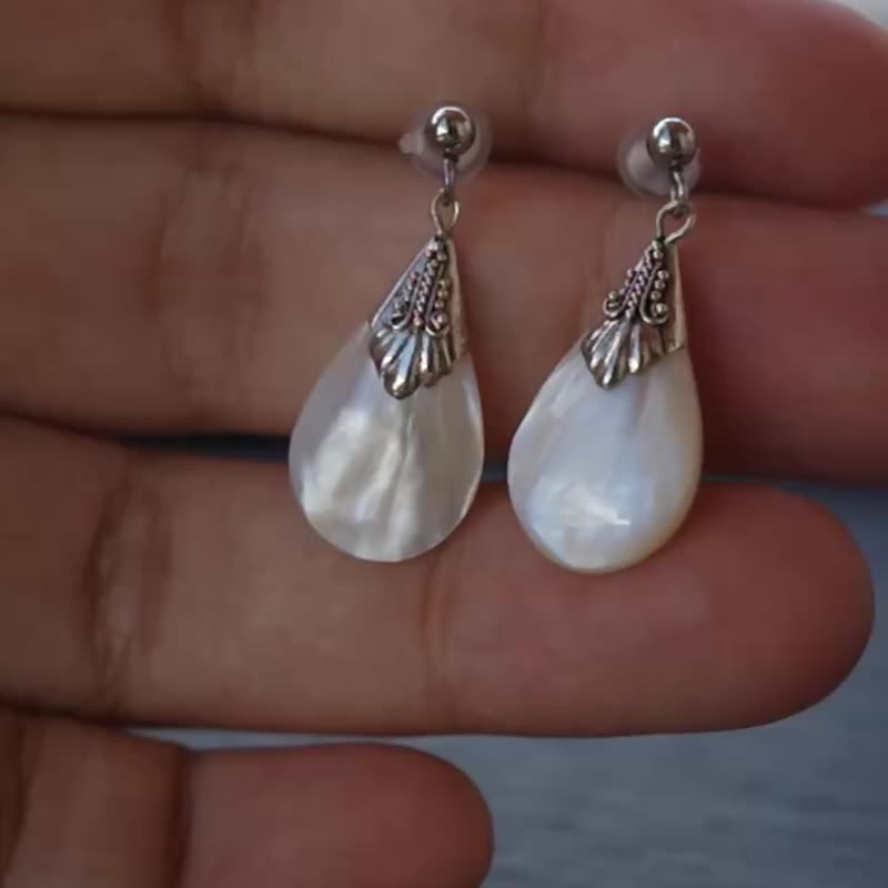 Sterling silver filigree raw shell earrings - Earrings & Clip-ons - Shell White