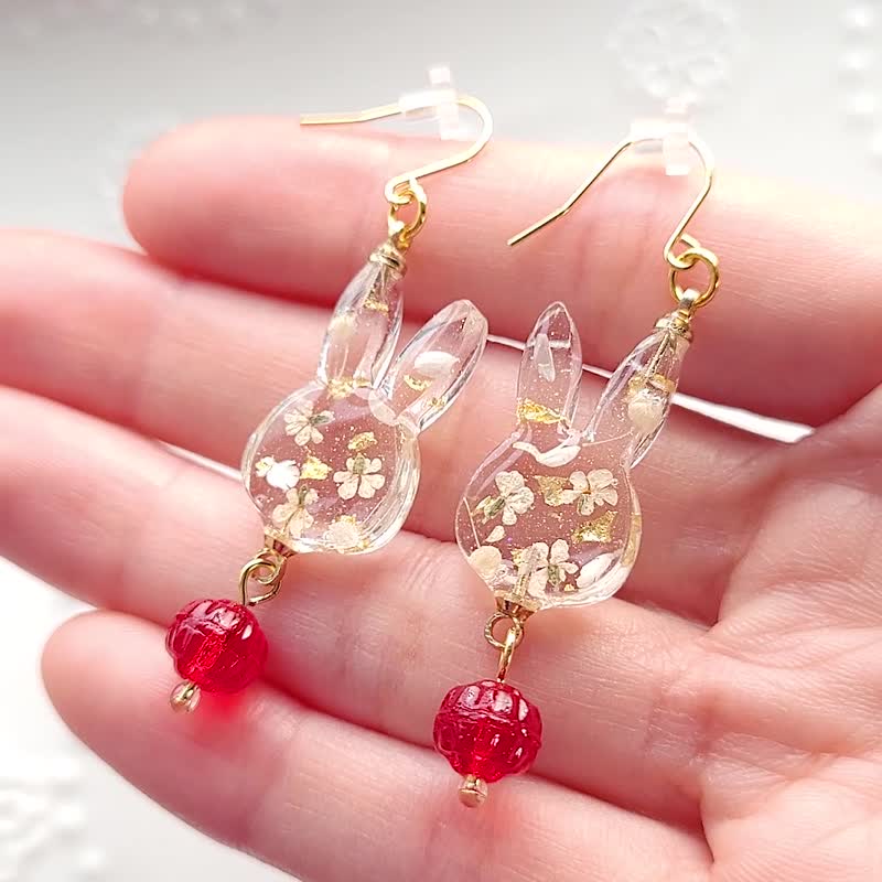 White Dried Flower Rabbit with Red Beads Earrings/ Clip-On Anti-Allergic Medical Steel - ต่างหู - พืช/ดอกไม้ สีใส