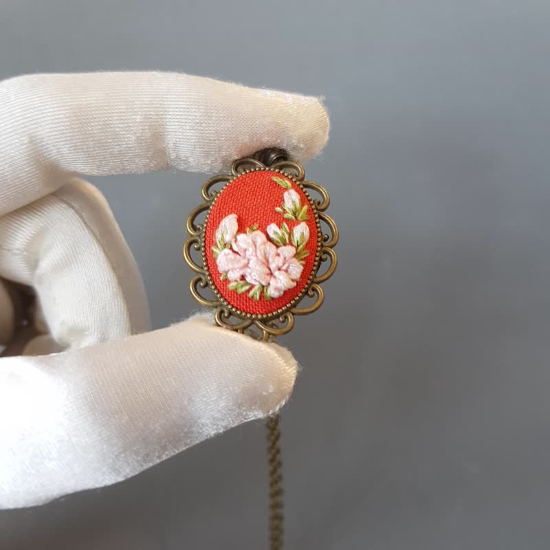 刺繡 珠寶 Ribbon embroidered pendant for her, handmade jewelry - 項鍊 - 絲．絹 紅色