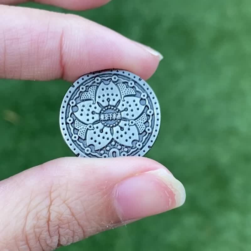 日本製マンホール蓋ピン/ミニ東京/排水溝蓋メタルバッジ/2cm
