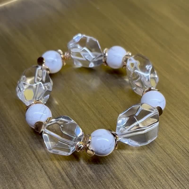 White turquoise white crystal noble and elegant energy Stone crystal bracelet bracelet crystal crystal bracelet - สร้อยข้อมือ - คริสตัล สีทอง