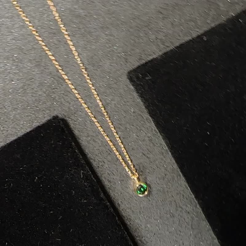 Glazed Green Stone Stone 316 Medical Steel Necklace/May Birthstone Single Diamond Clavicle Chain Stainless Steel - สร้อยคอ - สแตนเลส สีทอง