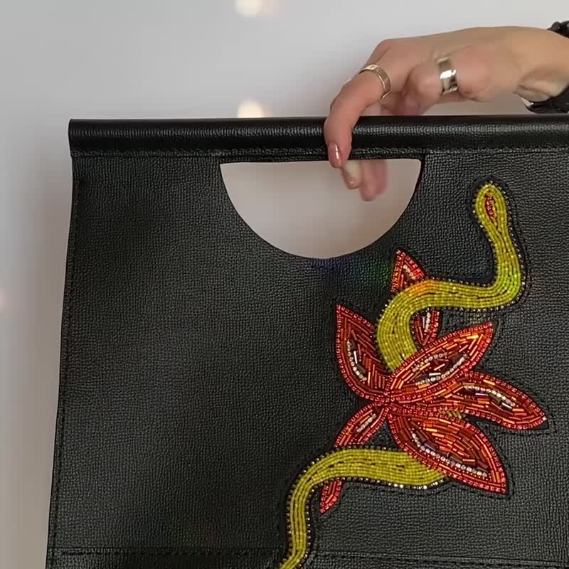 Black leather tote bag with snake and flower bead embroidery - 手提包/手提袋 - 真皮 