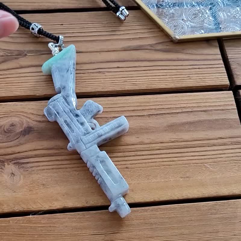 [Qing Cui] Natural Jadeite Ice Wuji with Green Hand-Carved Jadeite Rifle Adjustable Rope Chain - Military Enthusiast Collectible - สร้อยคอ - หยก หลากหลายสี