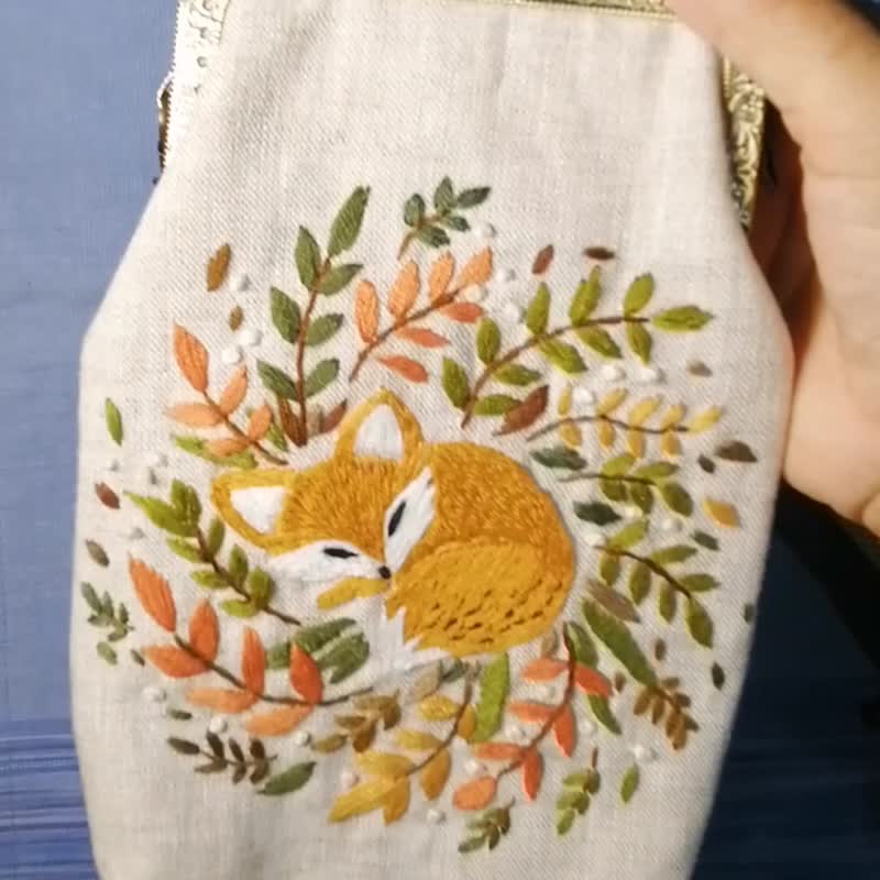 Linen bag, hand-embroidered with a pattern of a fox sleeping in a forest. - 手提包/手提袋 - 棉．麻 白色