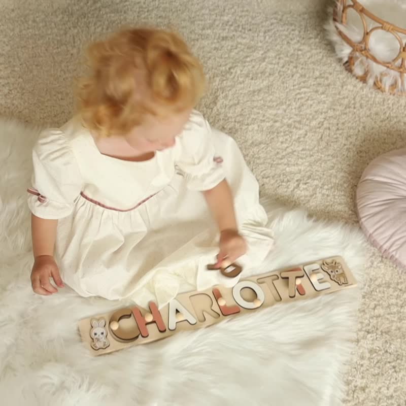 パーソナライズされた赤ちゃんの名前パズル、木製モンテッソーリおもちゃ、子供部屋の装飾 - 出産祝い用贈物 - サステナブル素材 