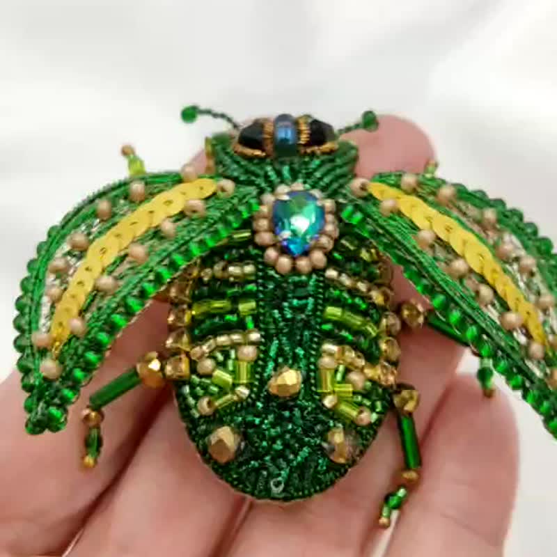 Stylish handmade green beetle brooch embroidered with beads. - เข็มกลัด - คริสตัล สีเขียว