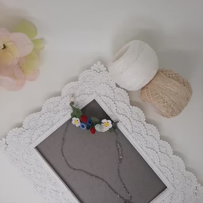 ストロベリーネックレス、ミニチュアかぎ針編みのワイルドフラワー、甘くて素敵 - ネックレス - コットン・麻 