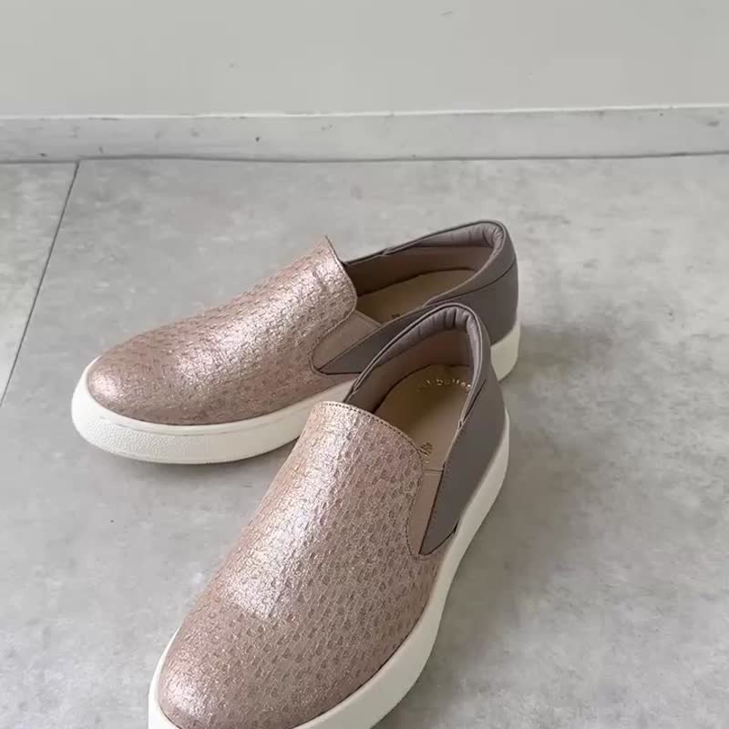 Leather slip-ons with ultra-light soles champagne gold embossd leather/z551 - รองเท้าวิ่งผู้หญิง - หนังแท้ สีทอง