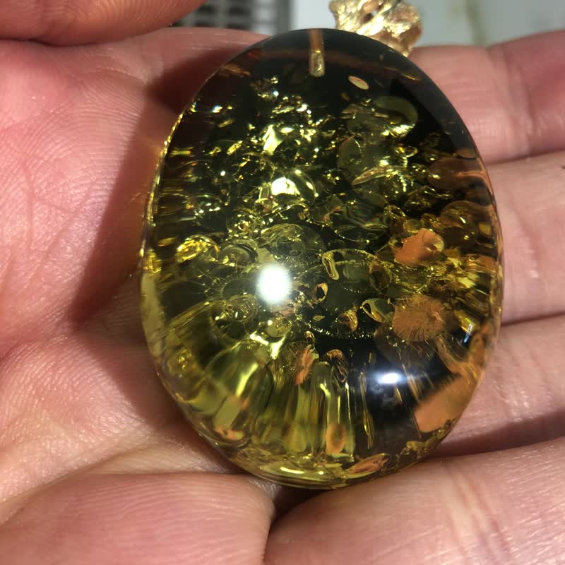 Large pure green amber pendant with natural crust underneath and beautiful gold - สร้อยคอ - เครื่องประดับพลอย สีเขียว
