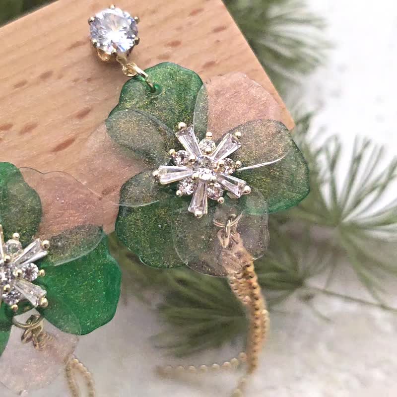 Northern Lights Love x Green-clip or pin earrings [Christmas] - ต่างหู - โลหะ สีเขียว