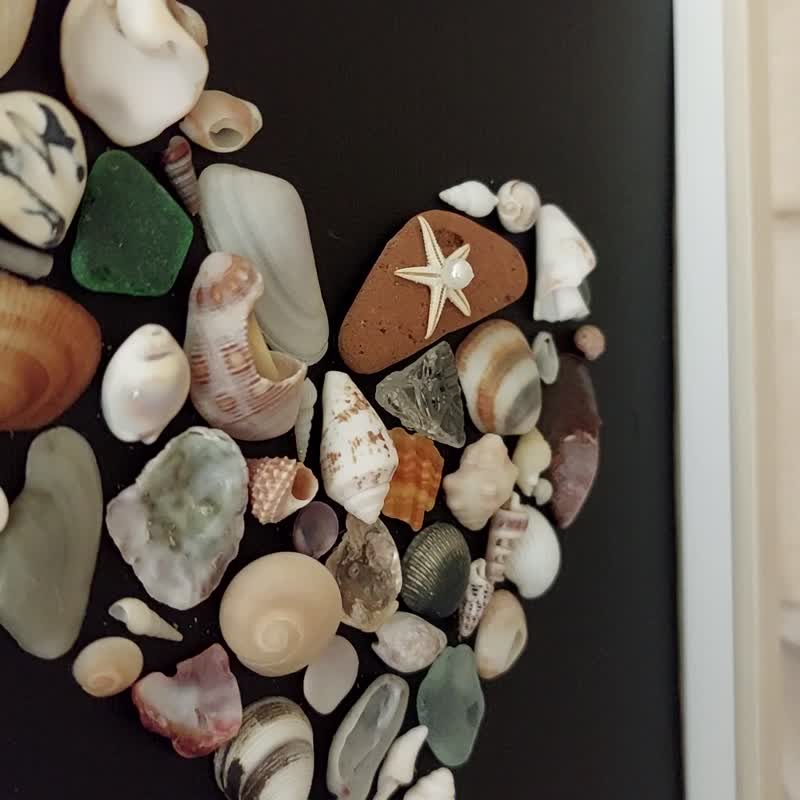 Sea glass heart, shells, pebbles. SeaShell Art. Frame, Shadow box. Shell Wall Ar - 牆貼/牆身裝飾 - 其他材質 黑色