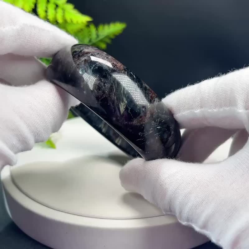 精美 石榴石藍閃石共生手鐲 59+MM 玉化爆晶煙花紋 平和幸福護佑 - 手鍊/手環 - 水晶 