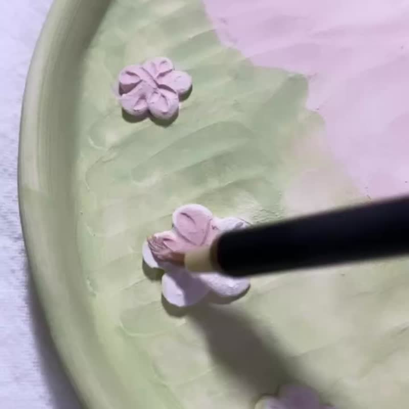 【手作盤子禮盒】春日櫻花白貓盤(大)|卡片代寫 手作陶藝 - 盤子/餐盤/盤架 - 瓷 粉紅色