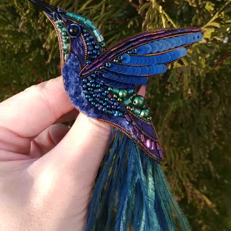 シードビーズと羽で作られたハチドリの刺繍ブローチ - ショップ
